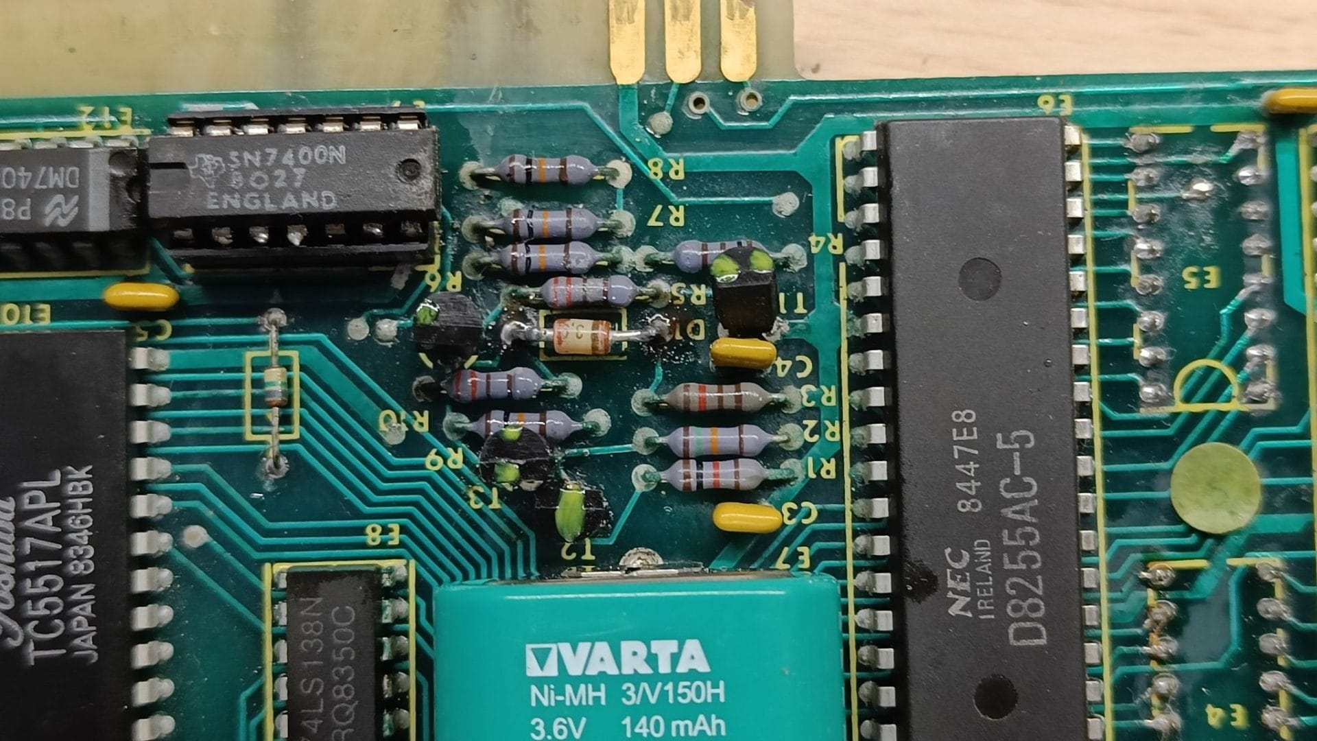 Skadat kretskort med batterisyra